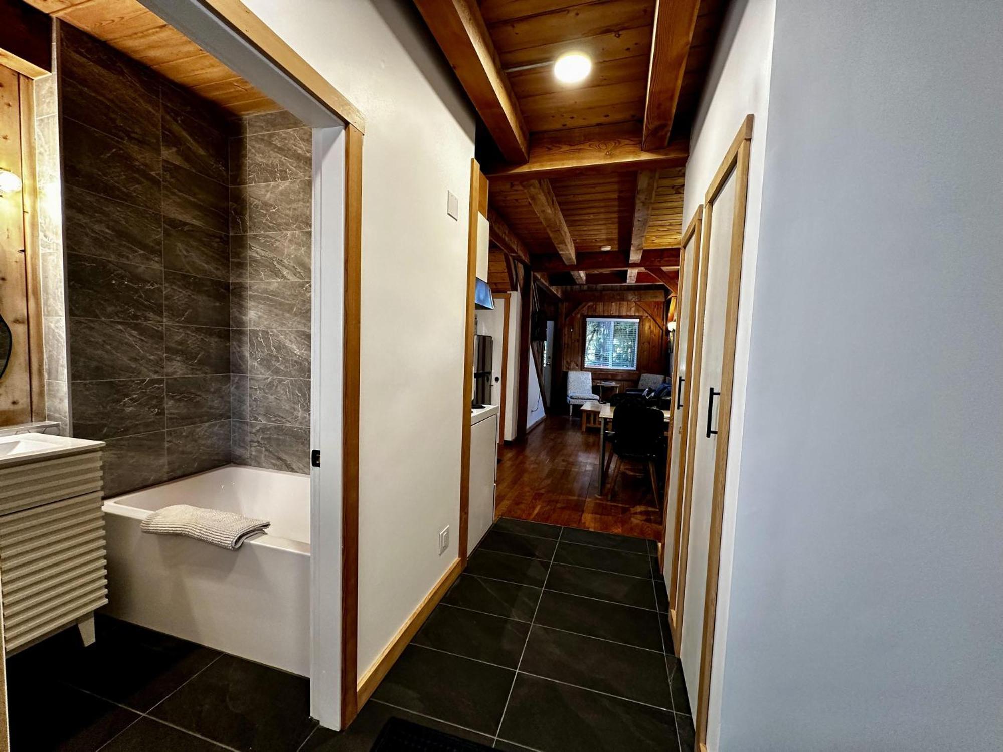 Waterfront Timber Frame Cottage! Ucluelet Εξωτερικό φωτογραφία