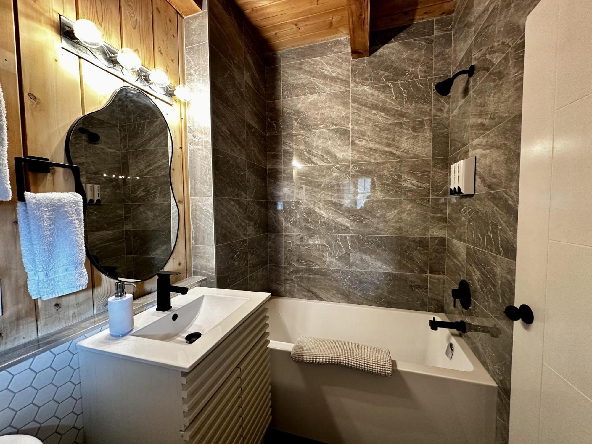Waterfront Timber Frame Cottage! Ucluelet Εξωτερικό φωτογραφία